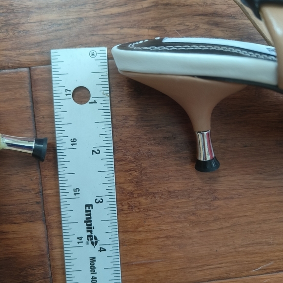 Zara white and black heels with silver heels size 6 used in good condition.. - Picture 7 of 10